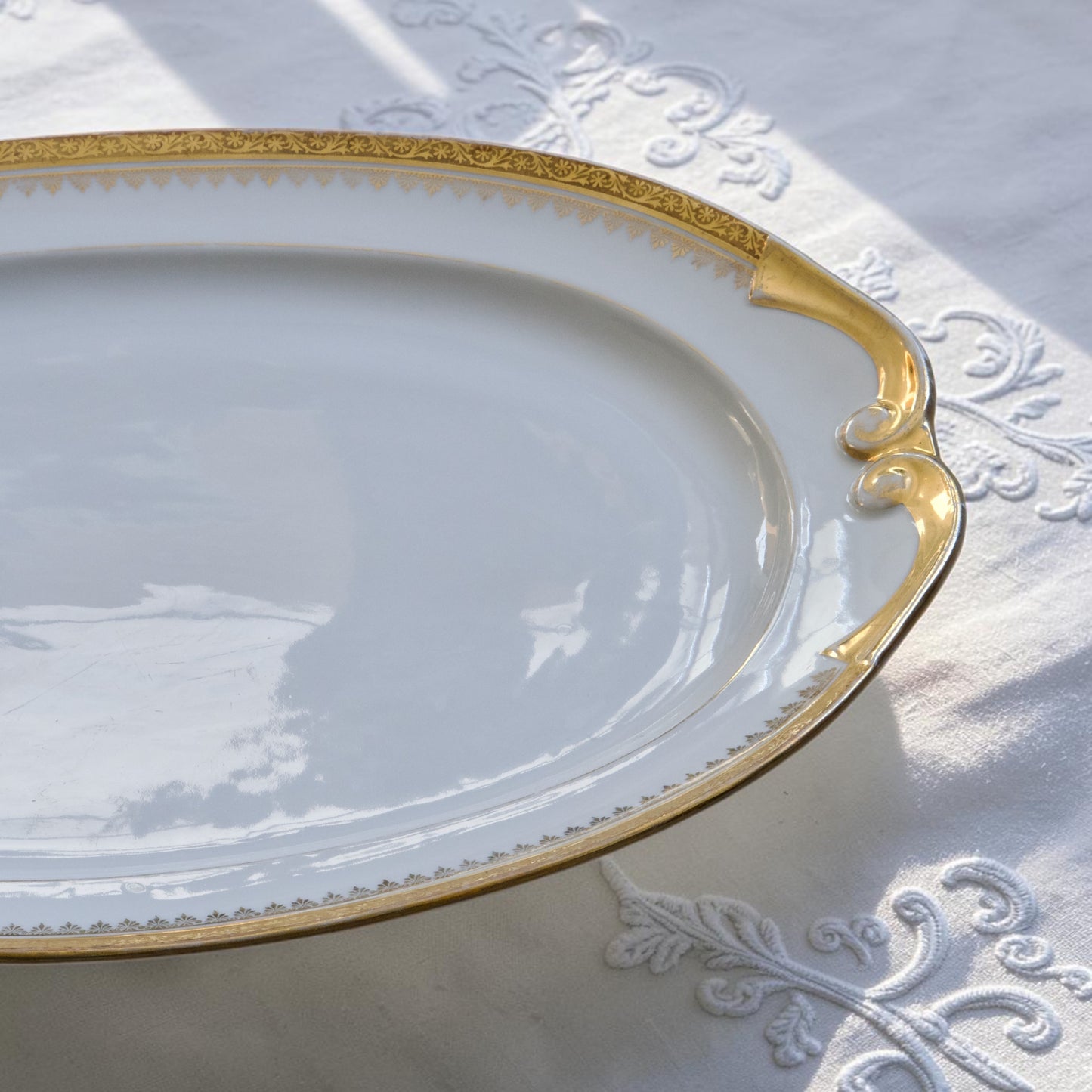 Très grand plat ovale en porcelaine de Limoges "Peconnet"