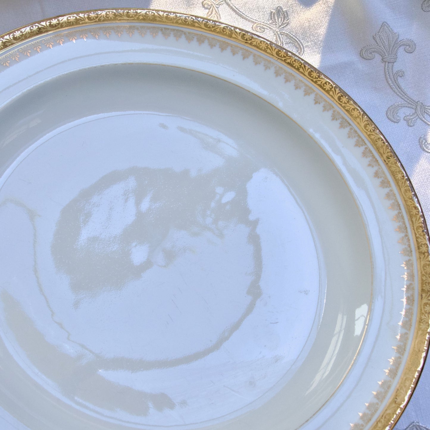 Plat rond en porcelaine de Limoges "Peconnet"