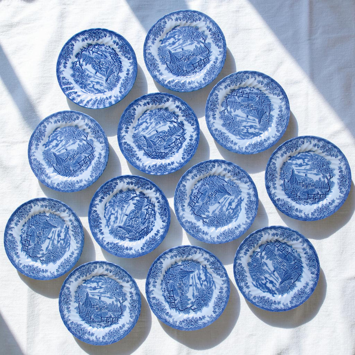 12 assiettes Churchill Staffordshire faïence anglaise