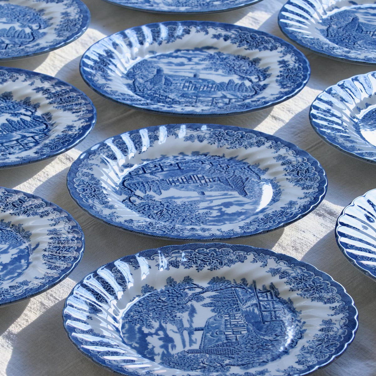 12 assiettes Churchill Staffordshire faïence anglaise