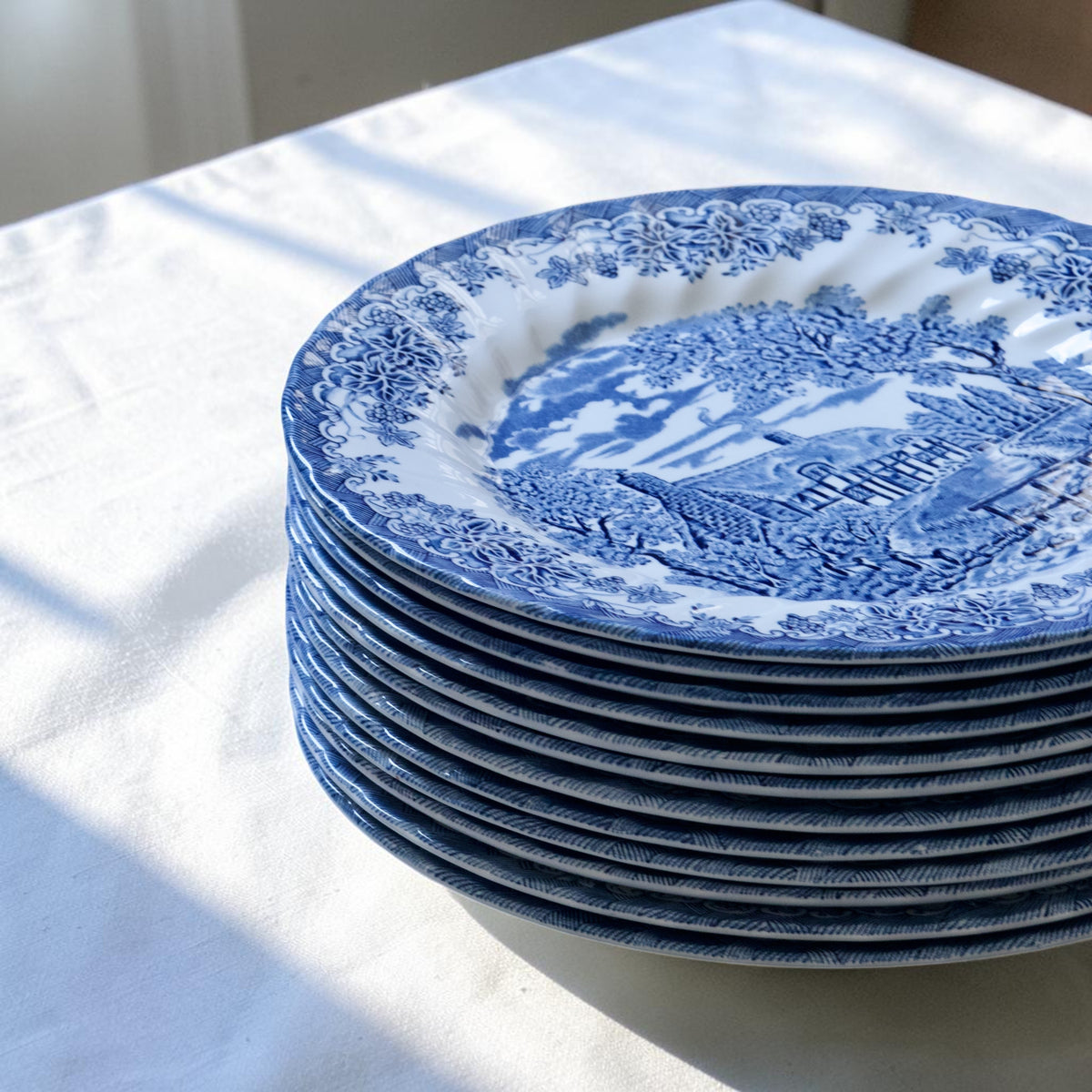 12 assiettes Churchill Staffordshire faïence anglaise
