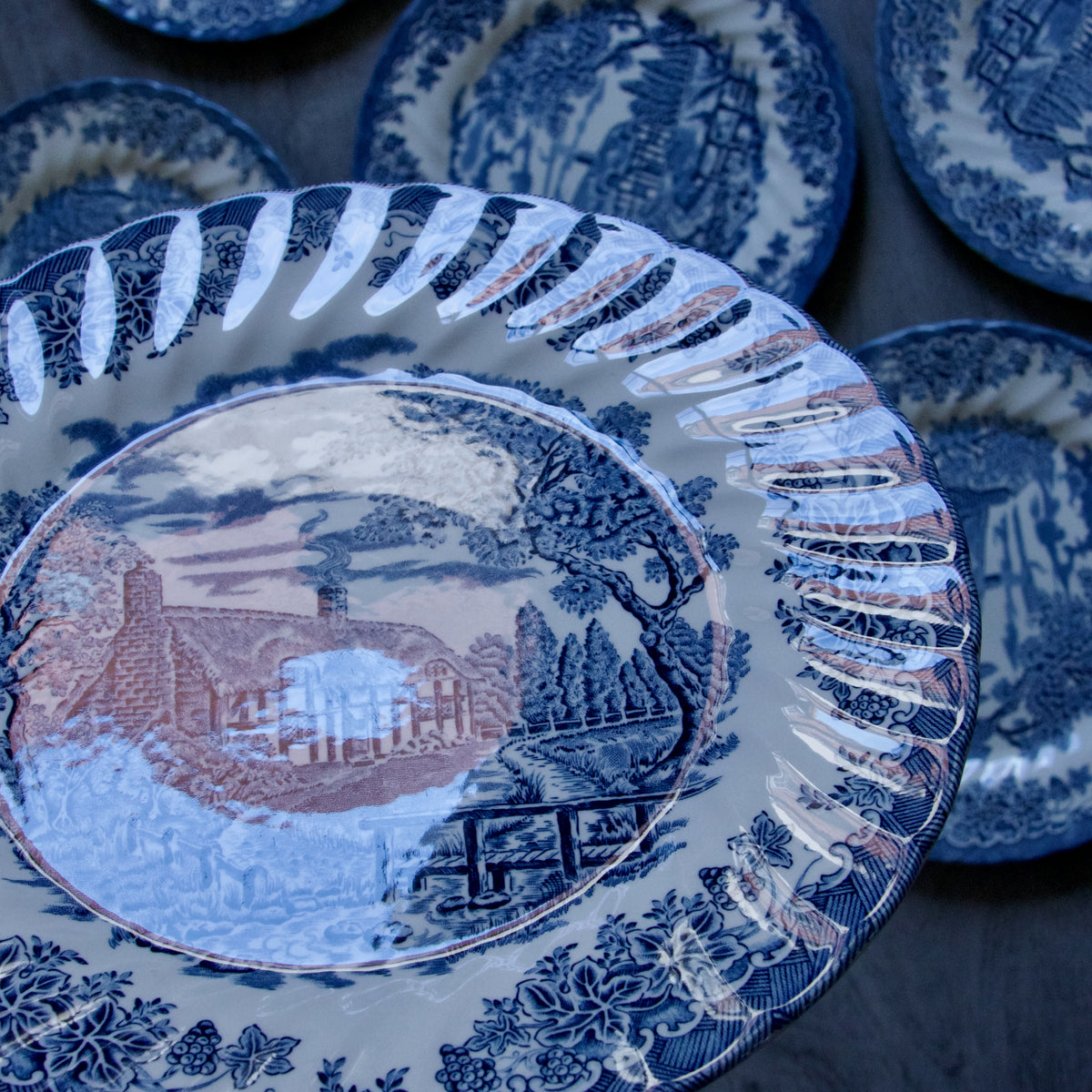 12 assiettes Churchill Staffordshire faïence anglaise