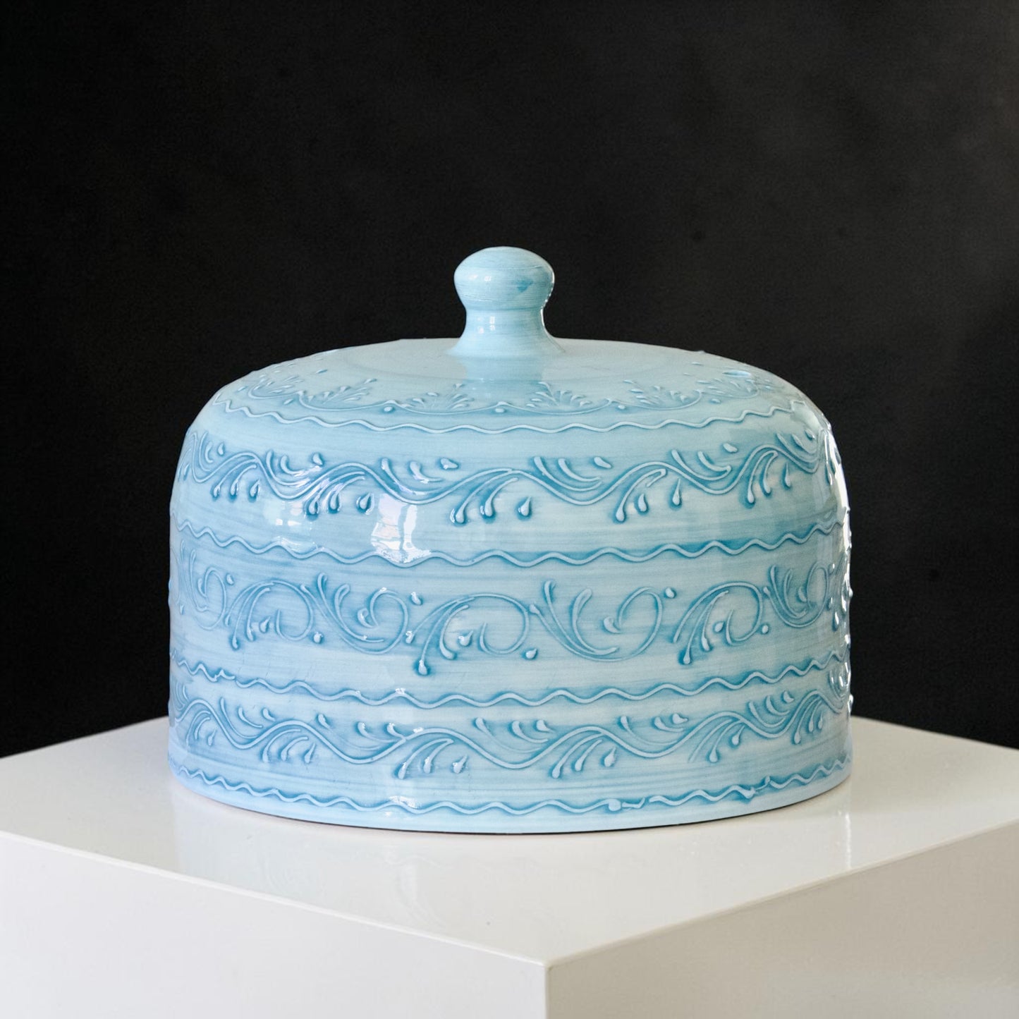 Très grande cloche de présentation en faïence émaillée bleu turquoise