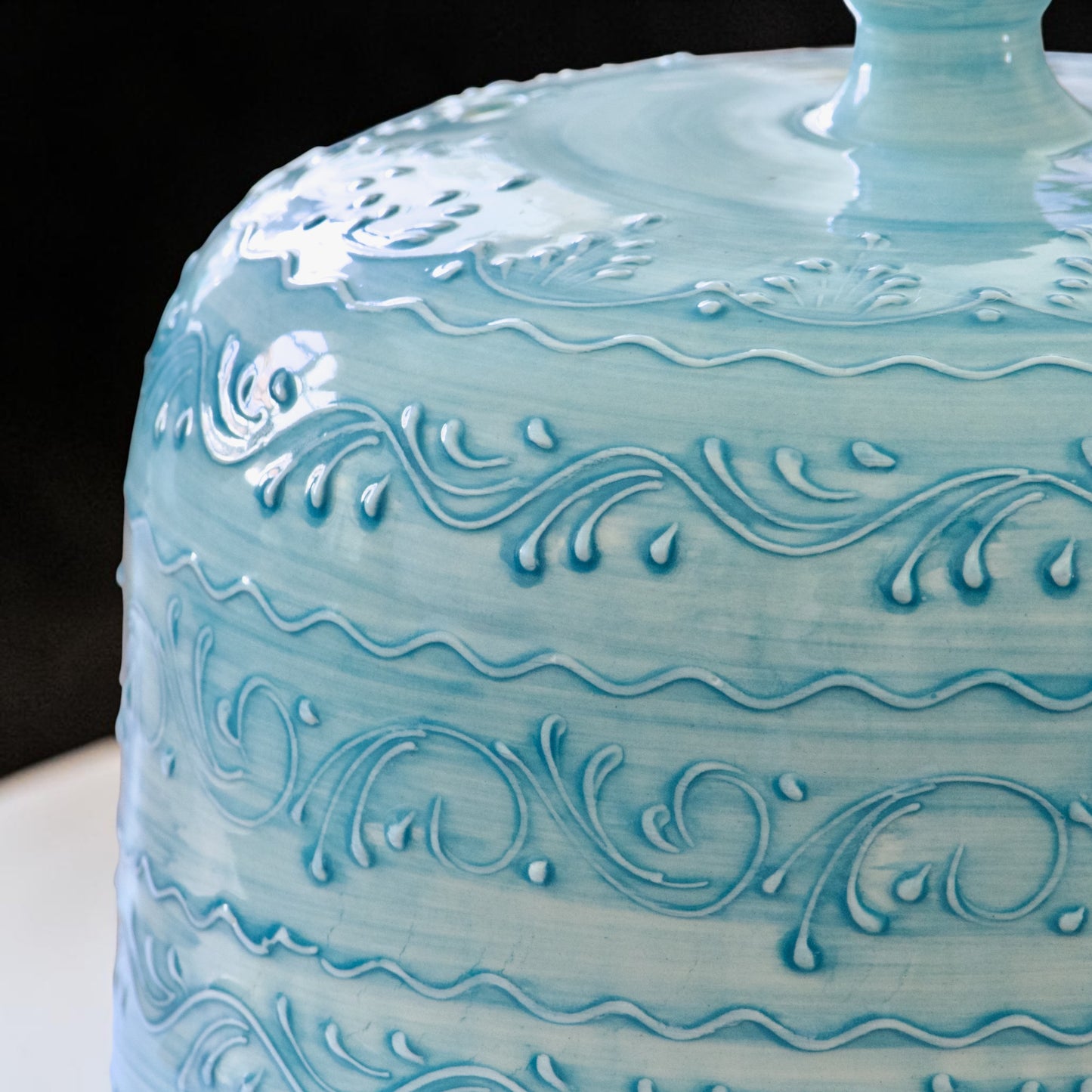 Très grande cloche de présentation en faïence émaillée bleu turquoise
