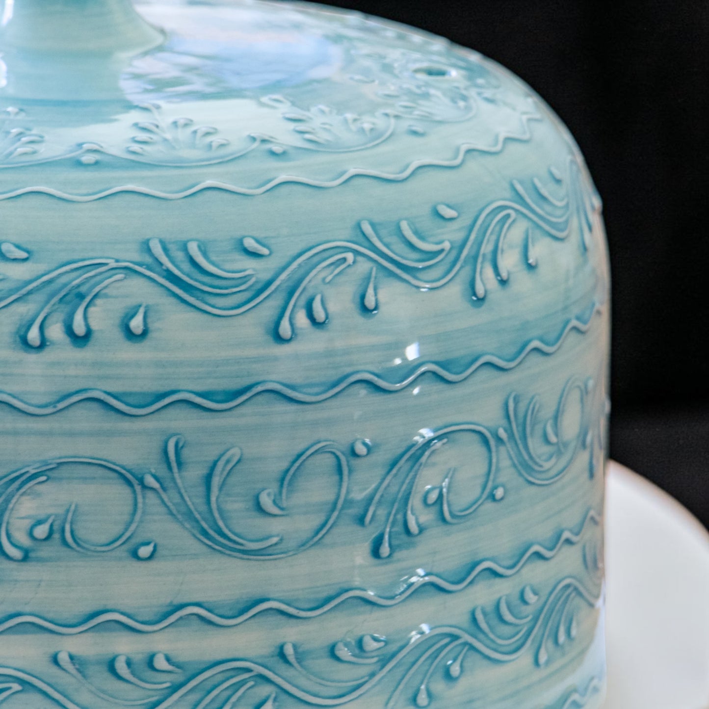 Très grande cloche de présentation en faïence émaillée bleu turquoise
