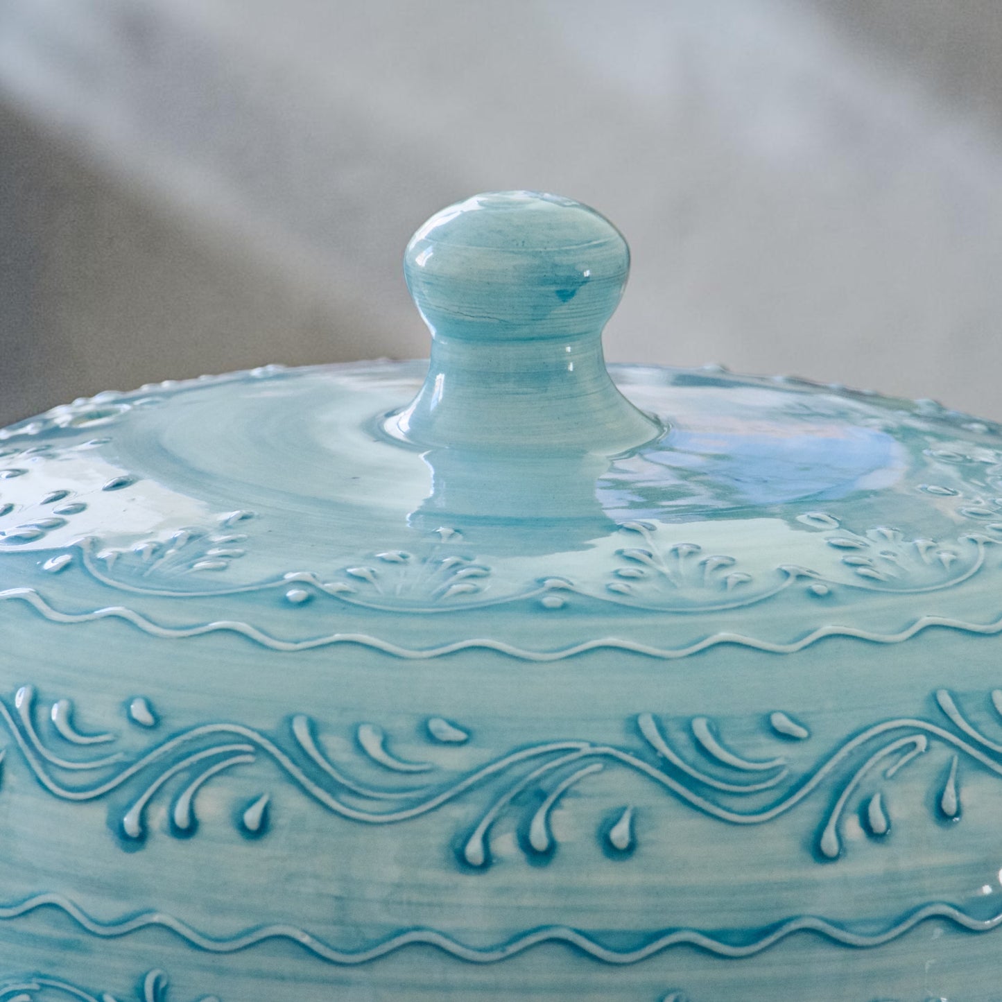 Très grande cloche de présentation en faïence émaillée bleu turquoise