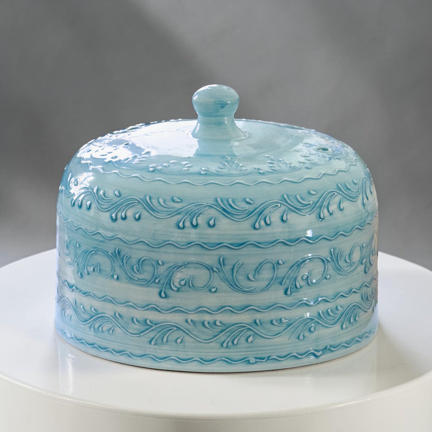Très grande cloche de présentation en faïence émaillée bleu turquoise