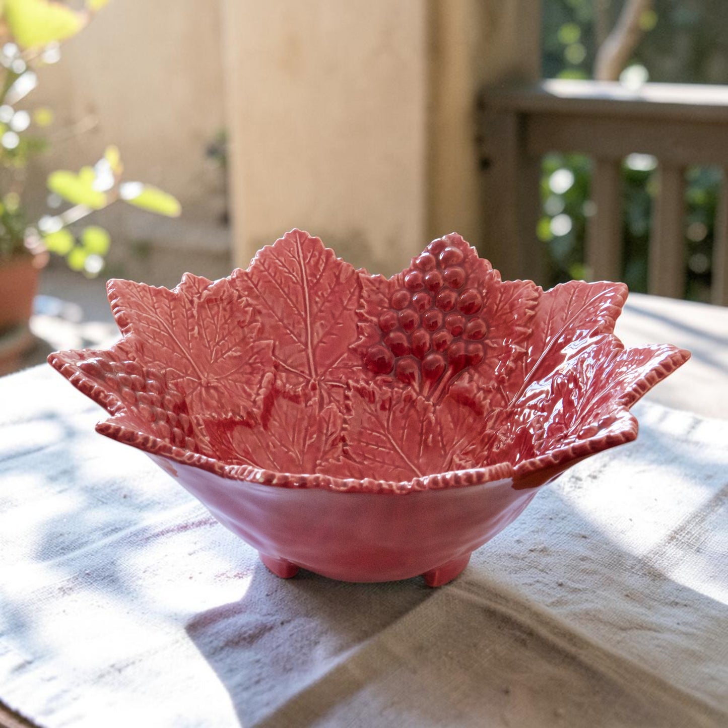 Coupe centre de table en barbotine framboise - feuilles de vigne