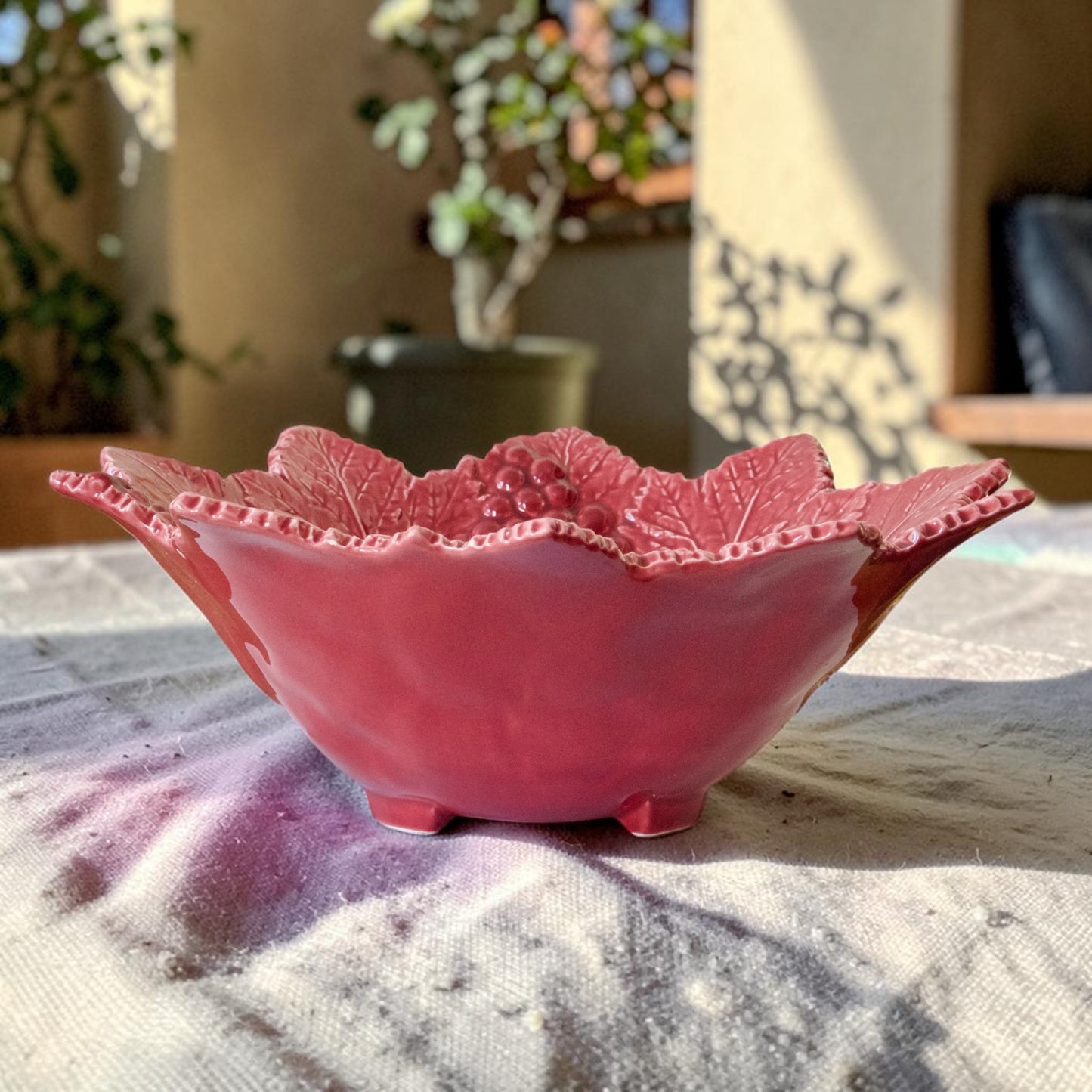 Coupe centre de table en barbotine framboise - feuilles de vigne