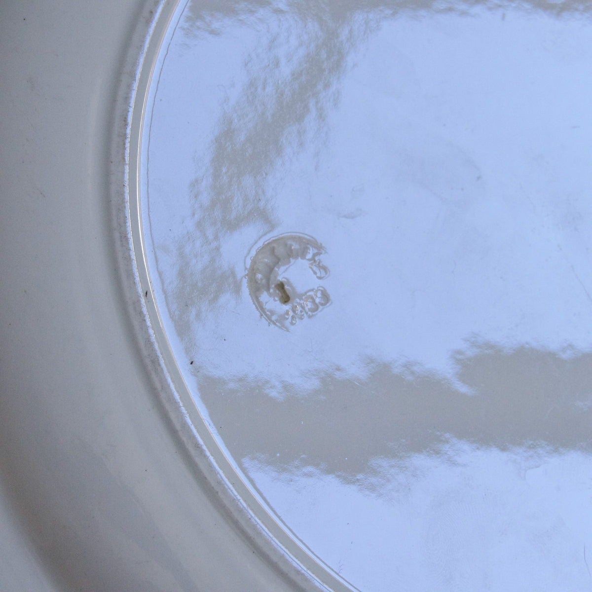 Plat rond signé Longwy le Favori aux oiseaux - terre de fer