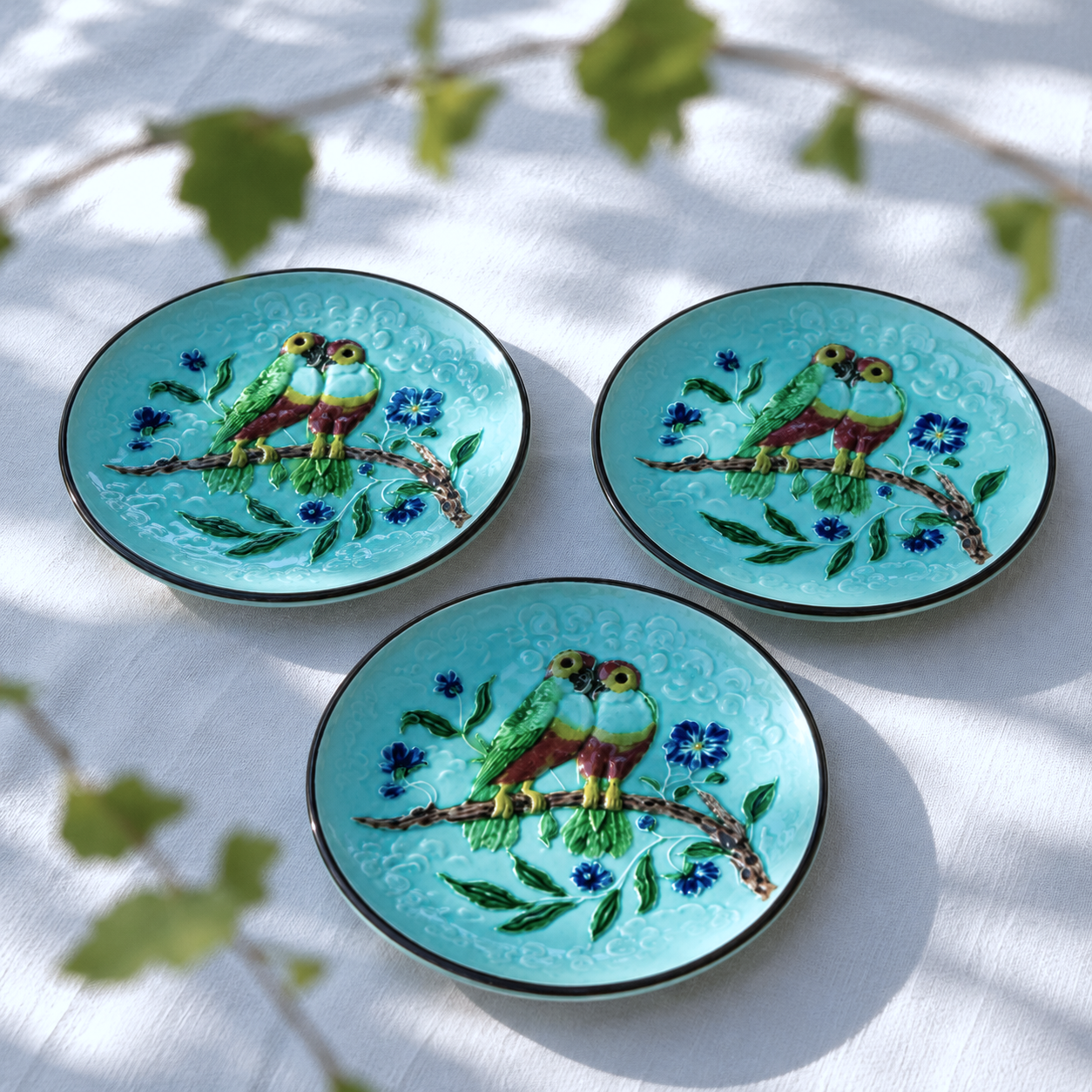 Trio d'assiettes en barbotine perruches